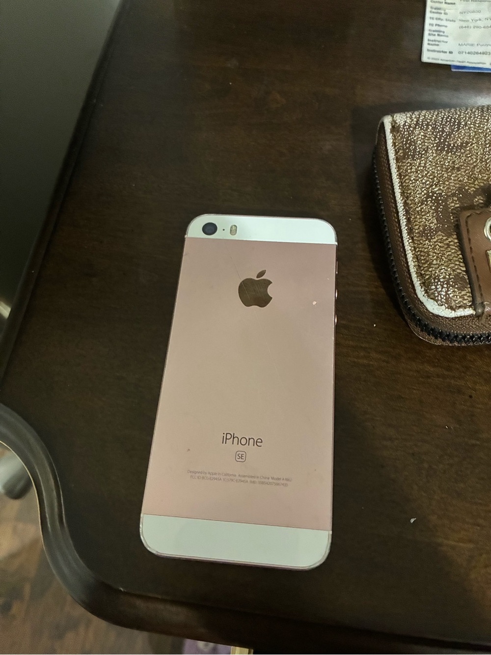 Apple iPhone SE in Rose Pink and White - Picture 4 of 4